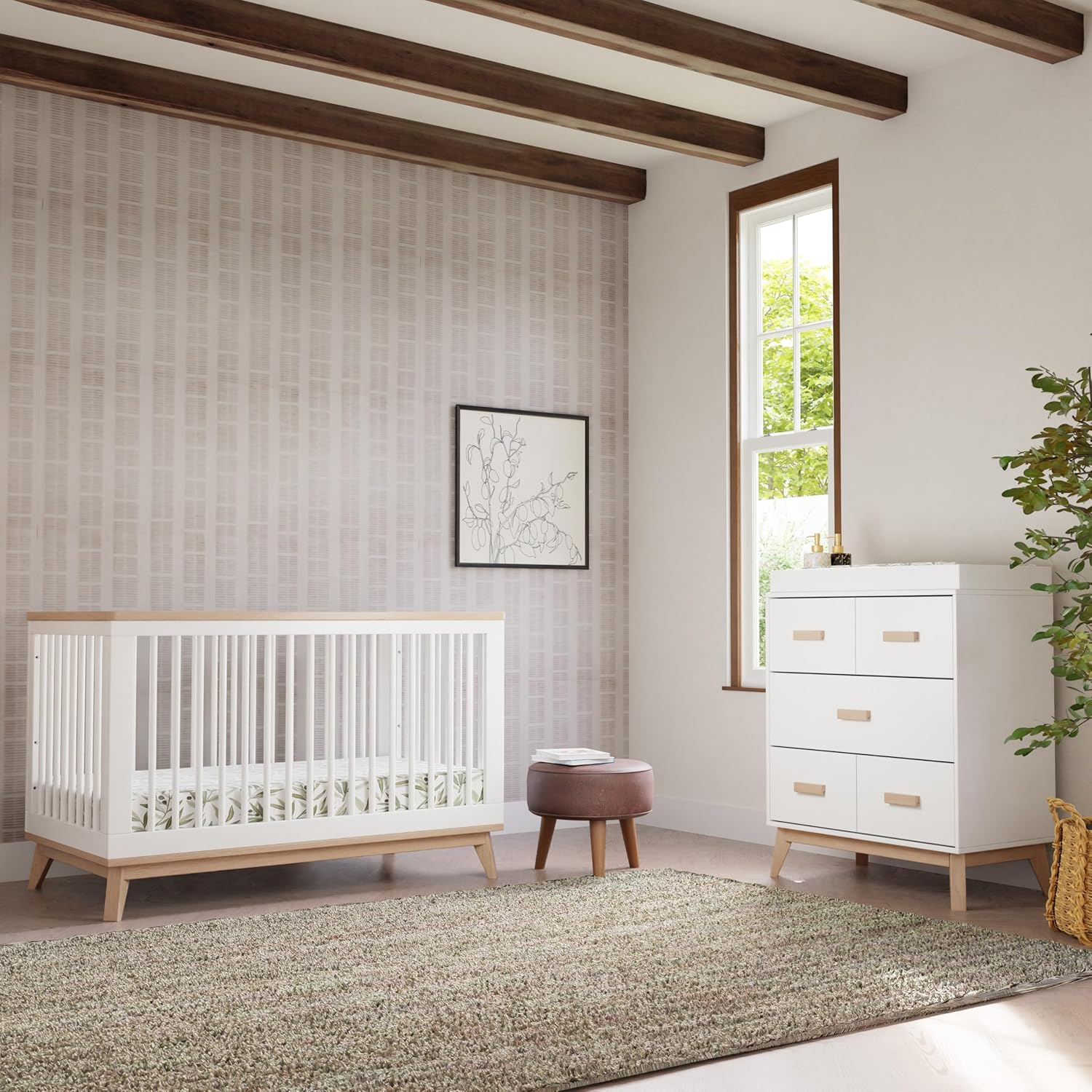 Cuna blanca con detalles de madera en una habitación infantil